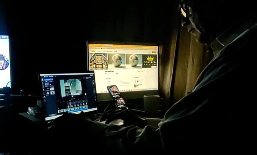 René Nájera Digital trabajando de noche René Nájera Digital trabajando de noche